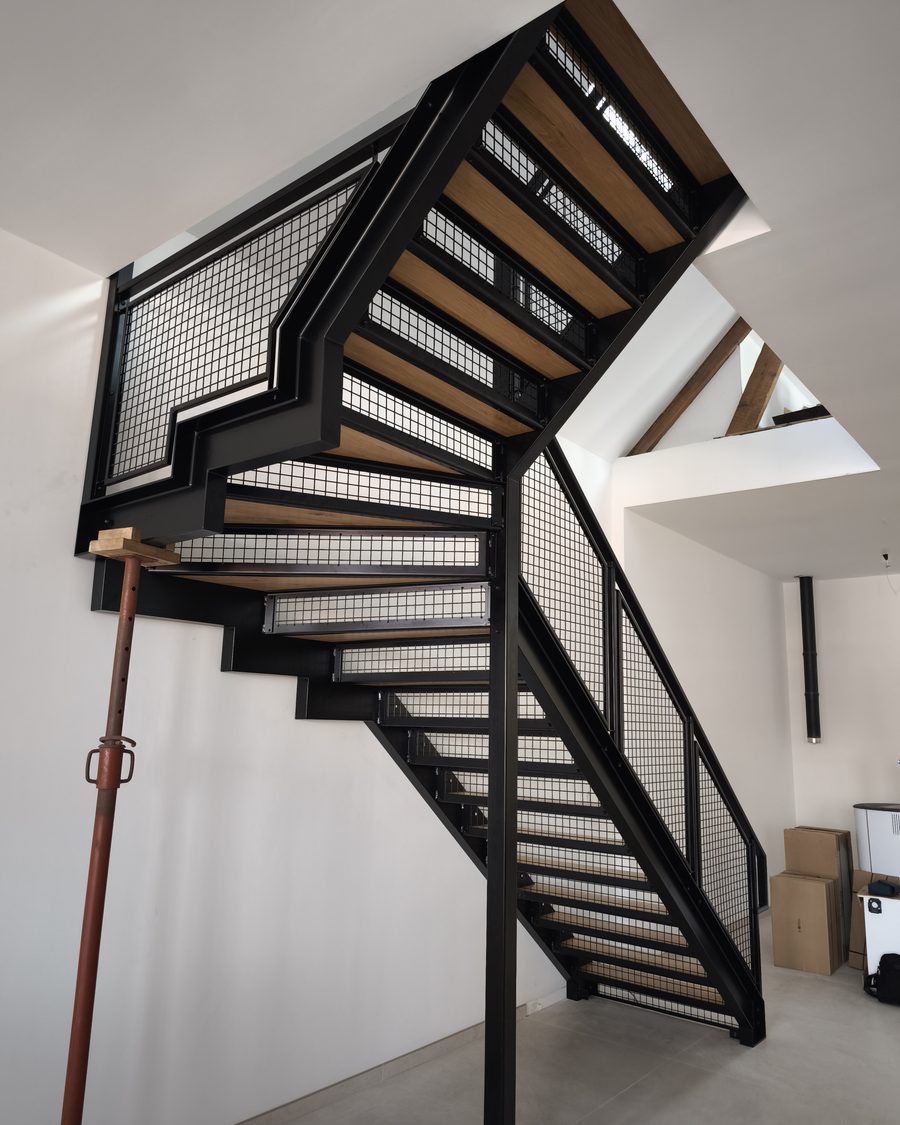 Escalier quart tournant en acier noir, marches chêne et garde-corps en maille