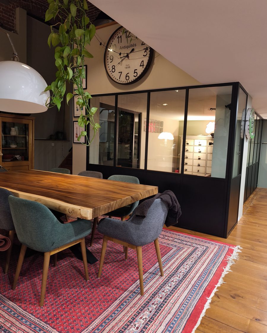 Verrière d’atelier en acier noir séparant la salle à manger du bureau